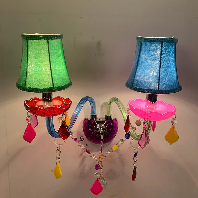 Adicione elegância e charme ao seu ambiente com a arandela tipo lustre de cristal com cúpula abajur da Frequências de Luz. Esta peça única combina a sofisticação dos lustres de cristal com o design moderno e prático das arandelas. Transforme sua decoração com esse toque de brilho e estilo proporcionado pela arandela Frequências de Luz. Escolha qualidade e sofisticação - adquira a sua e deixe sua casa ainda mais iluminada e refinada com a Frequências de Luz.