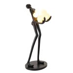 Escultura humana segurando bolas - Imagem 2