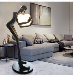 Luminária escultura humanóide segurando esferas - Imagem 2