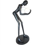 Luminária escultura humanóide segurando esferas - Imagem 3