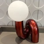 Abajur Art Pop Tubo Em Curva Com Bola Branca Leitosa