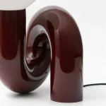Abajur Art Pop Tubo Em Curva Com Bola Branca Leitosa - Imagem 3