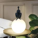 Luminária De Mesa Escultura Humanoide Com Bola Vidro Branca - Imagem 3