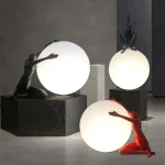 Luminária De Mesa Escultura Humanoide Com Bola Vidro Branca - Imagem 2
