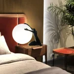 Luminária De Mesa Escultura Humanoide Com Bola Vidro Branca - Imagem 4